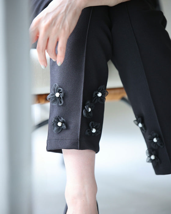チュールの花が裾に咲くウエストゴムテーパードパンツ