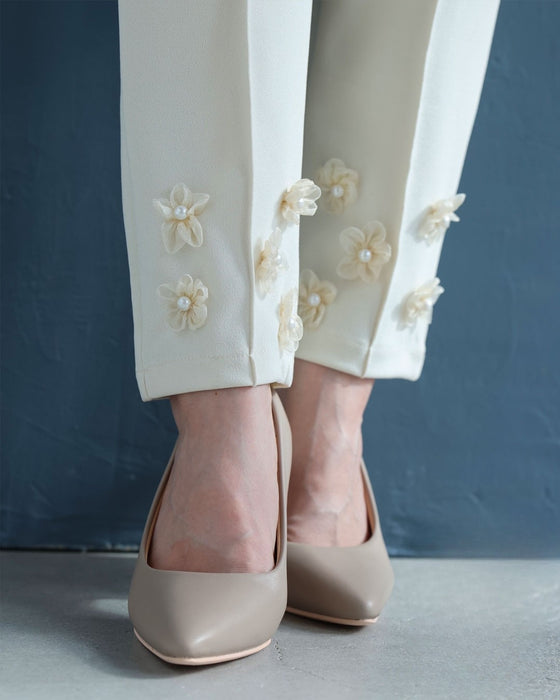 チュールの花が裾に咲くウエストゴムテーパードパンツ