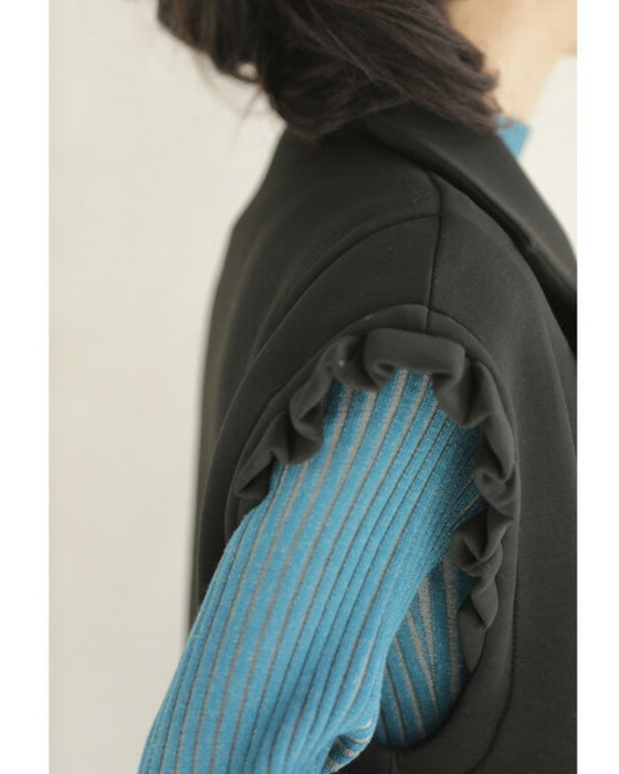 肩を包み込むフリルショルダーロングジレ