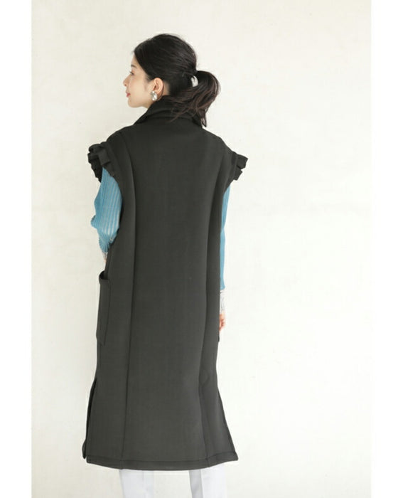 肩を包み込むフリルショルダーロングジレ