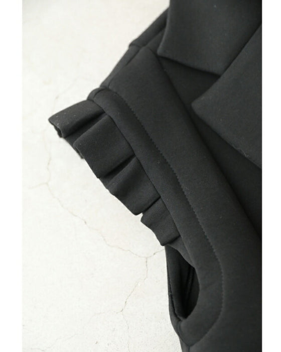 肩を包み込むフリルショルダーロングジレ