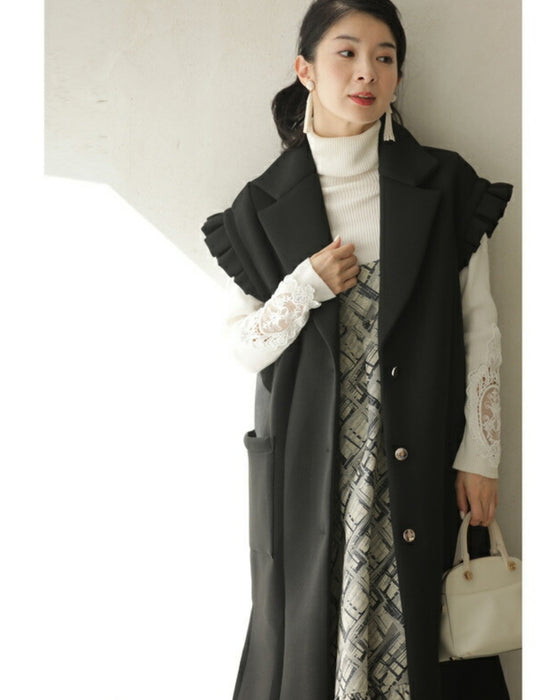 肩を包み込むフリルショルダーロングジレ