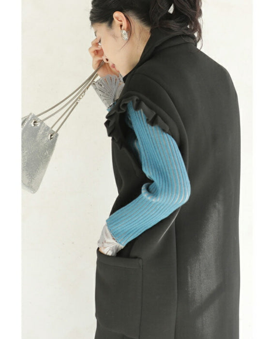 肩を包み込むフリルショルダーロングジレ