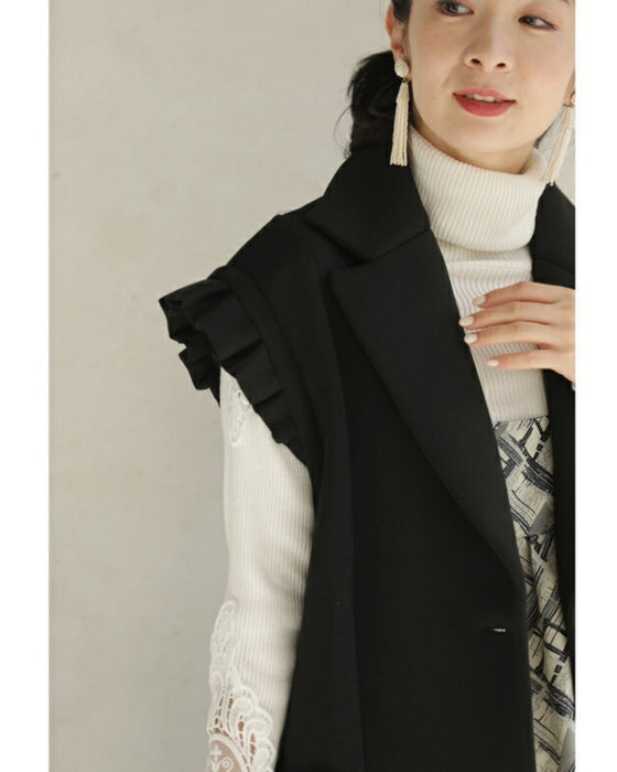 肩を包み込むフリルショルダーロングジレ