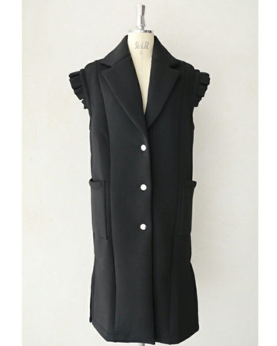 肩を包み込むフリルショルダーロングジレ