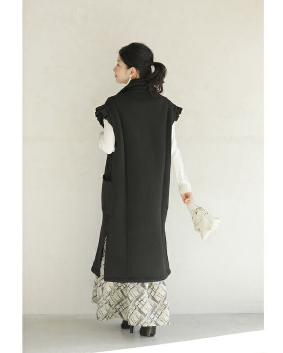 肩を包み込むフリルショルダーロングジレ