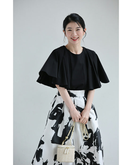 たっぷり広がるフレア袖プルオーバートップス