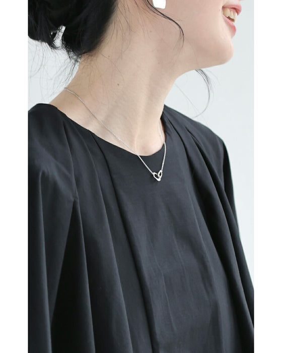 たっぷり広がるフレア袖プルオーバートップス