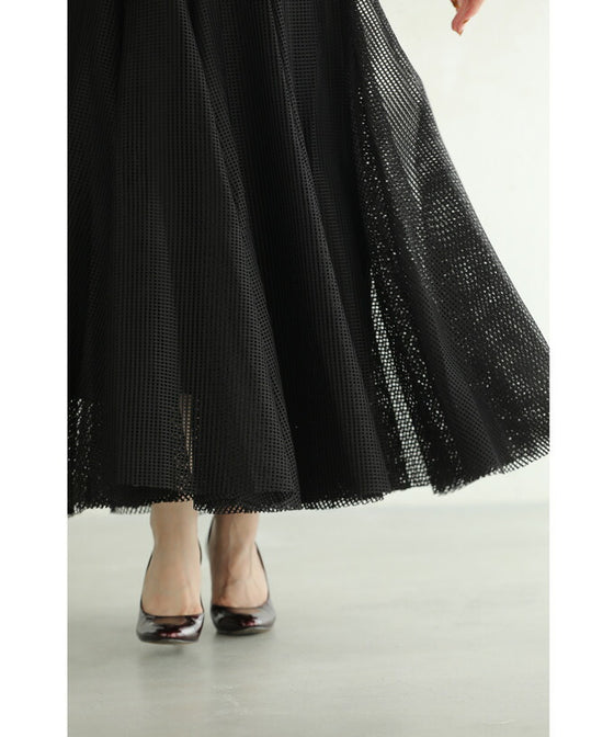 たっぷりの生地感が揺らめくメッシュベールロングスカート