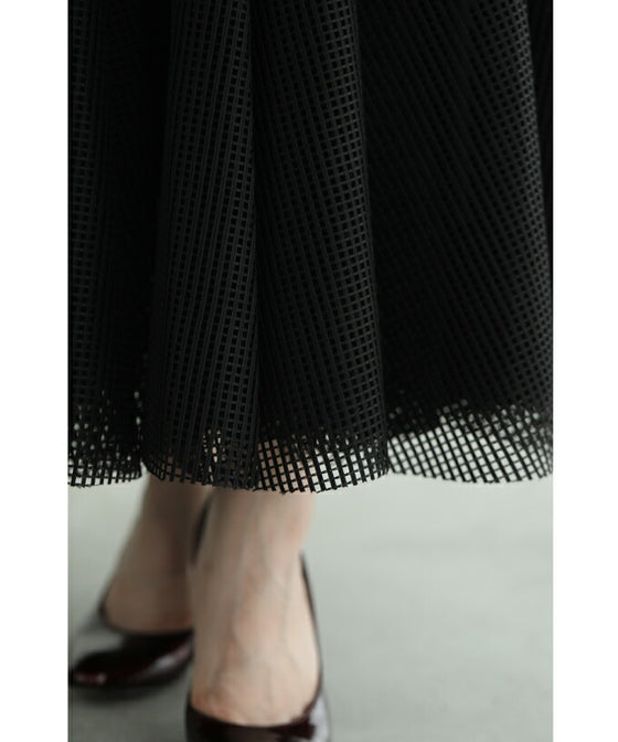 たっぷりの生地感が揺らめくメッシュベールロングスカート