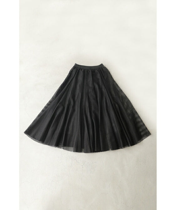 たっぷりの生地感が揺らめくメッシュベールロングスカート