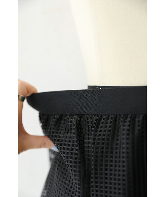 たっぷりの生地感が揺らめくメッシュベールロングスカート