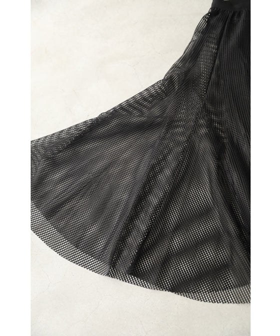 たっぷりの生地感が揺らめくメッシュベールロングスカート