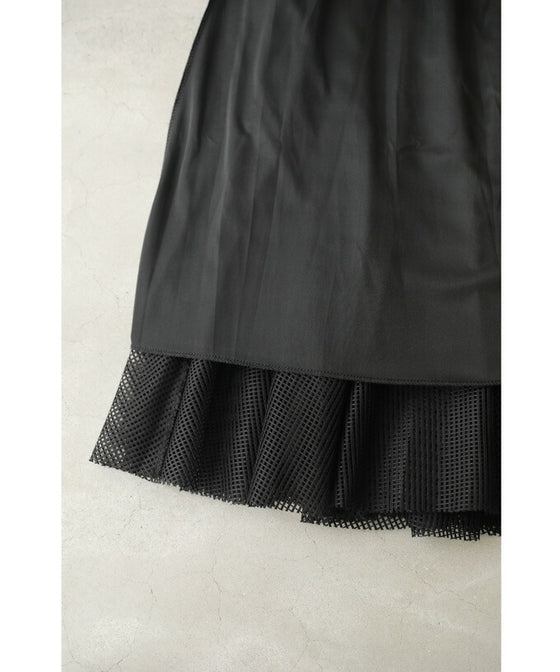 たっぷりの生地感が揺らめくメッシュベールロングスカート
