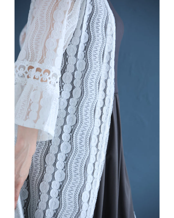 フレア袖の流れるレースラインロングカーディガン
