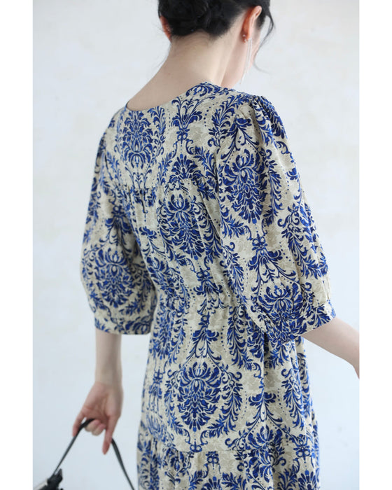上品なブルーのダマスク柄ティアードミディアムワンピース