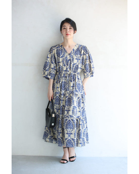 上品なブルーのダマスク柄ティアードミディアムワンピース