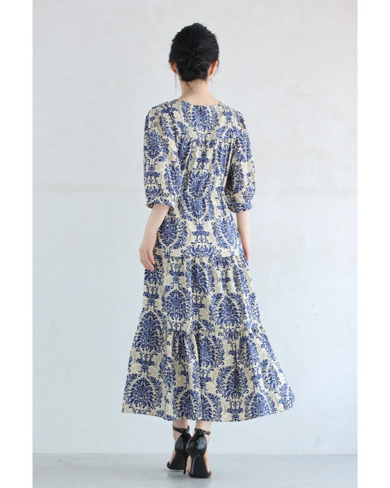 上品なブルーのダマスク柄ティアードミディアムワンピース
