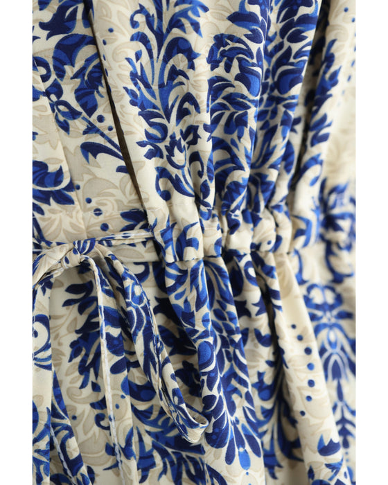 上品なブルーのダマスク柄ティアードミディアムワンピース