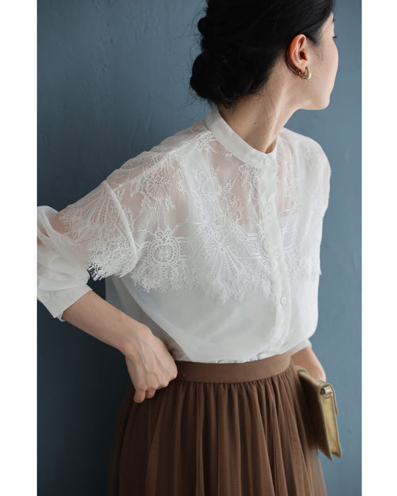淡いレースを重ねたシアーシャツトップス