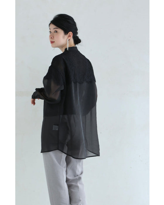 淡いレースを重ねたシアーシャツトップス