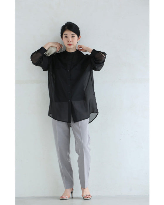 淡いレースを重ねたシアーシャツトップス