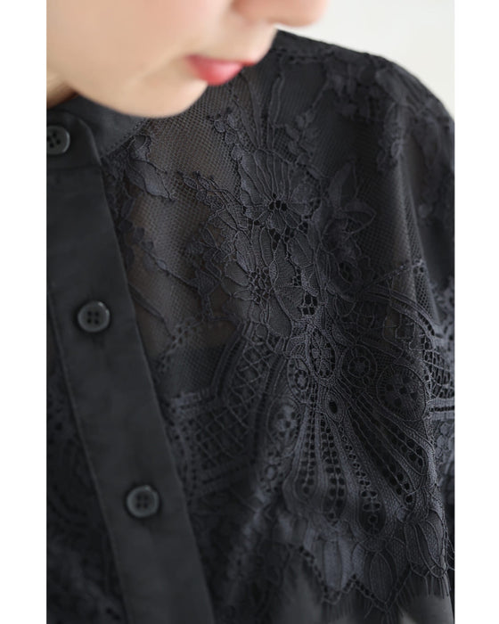 淡いレースを重ねたシアーシャツトップス