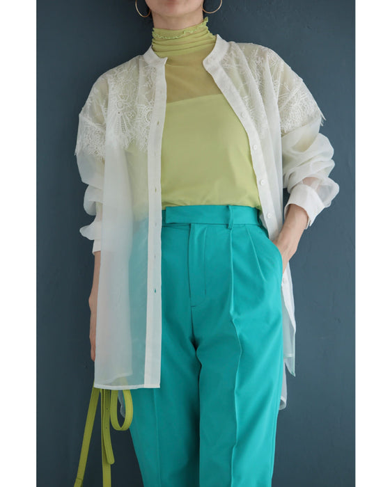 淡いレースを重ねたシアーシャツトップス