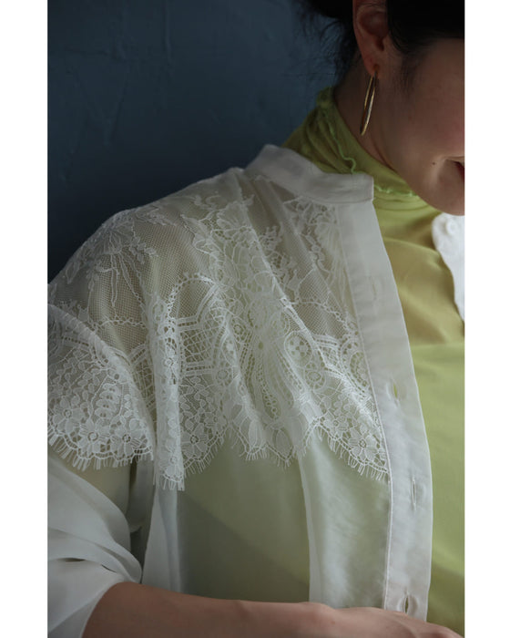 淡いレースを重ねたシアーシャツトップス