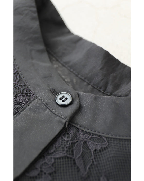 淡いレースを重ねたシアーシャツトップス