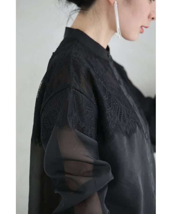 淡いレースを重ねたシアーシャツトップス