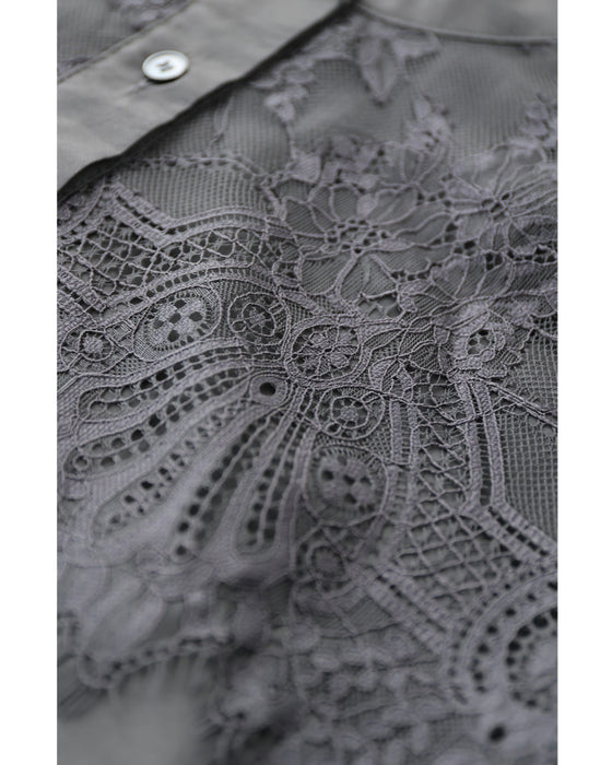 淡いレースを重ねたシアーシャツトップス
