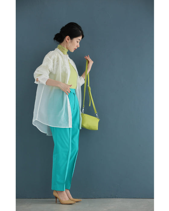 淡いレースを重ねたシアーシャツトップス