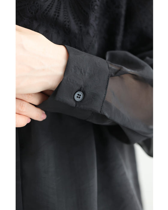 淡いレースを重ねたシアーシャツトップス