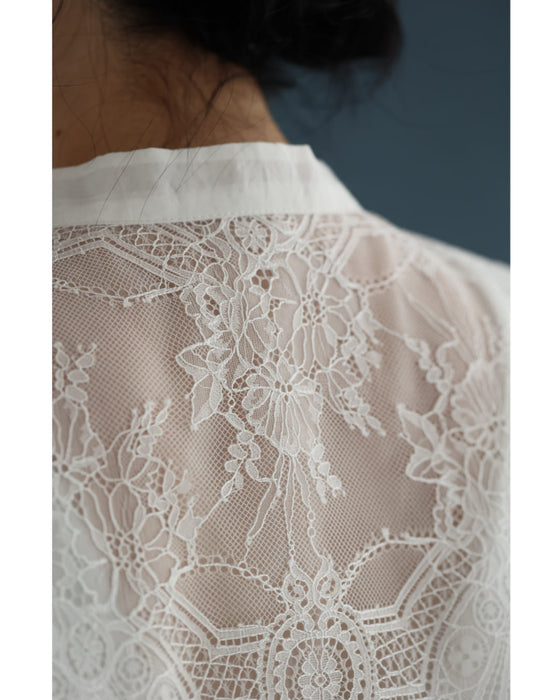 淡いレースを重ねたシアーシャツトップス