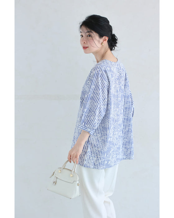 ストライプに重なる白花刺繍ブラウストップス