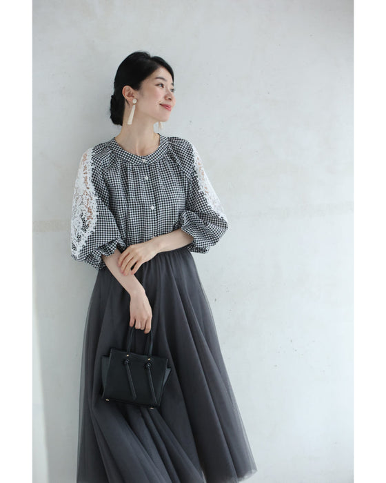華やかなレース広がるポワン袖のギンガムチェックブラウストップス