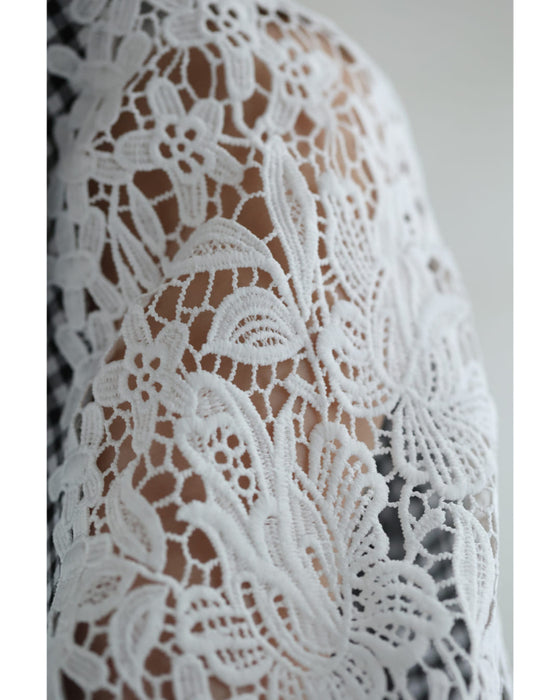 華やかなレース広がるポワン袖のギンガムチェックブラウストップス