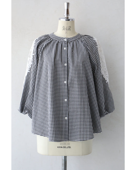 華やかなレース広がるポワン袖のギンガムチェックブラウストップス