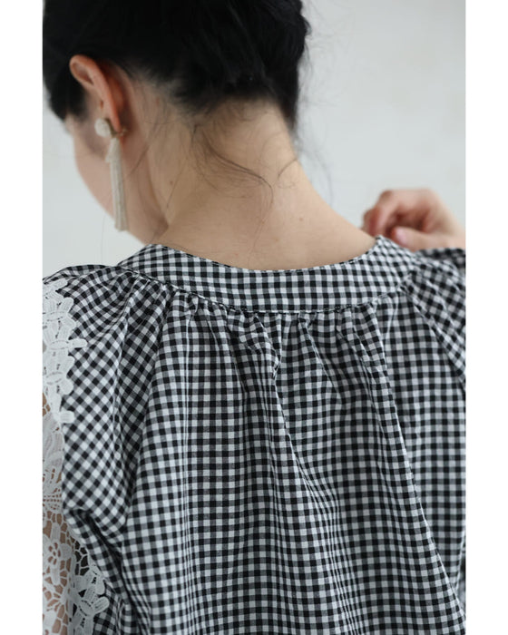 華やかなレース広がるポワン袖のギンガムチェックブラウストップス