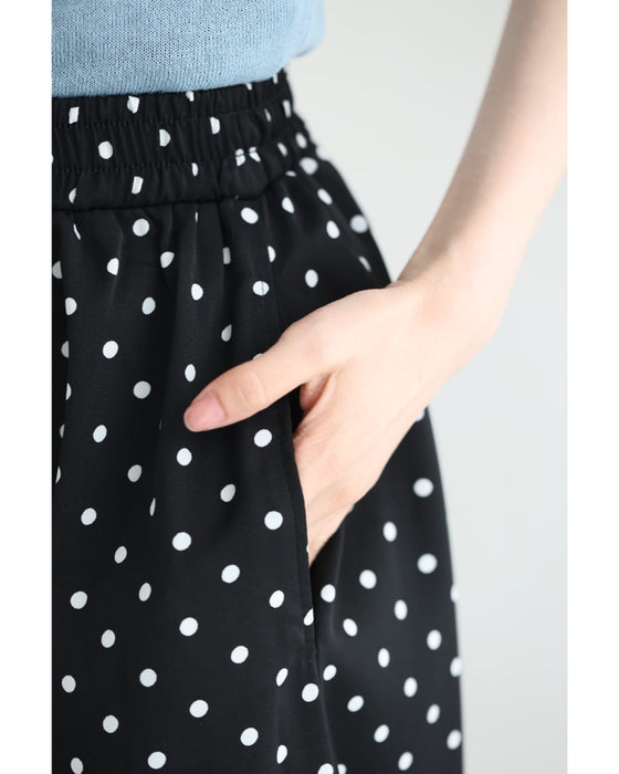軽くて柔らかなドット柄ワイドパンツ
