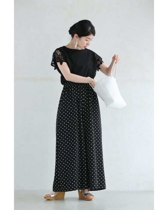 軽くて柔らかなドット柄ワイドパンツ