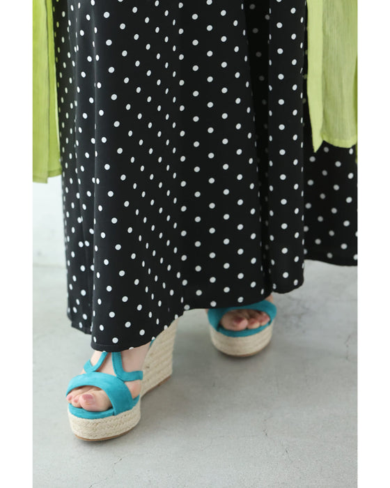 軽くて柔らかなドット柄ワイドパンツ