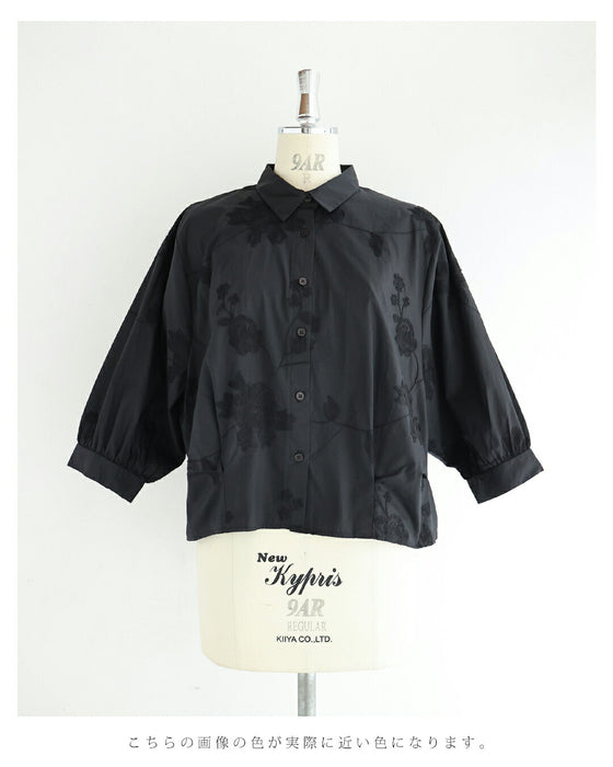 （黒）スクエアシルエットの花刺繍タックシャツトップス