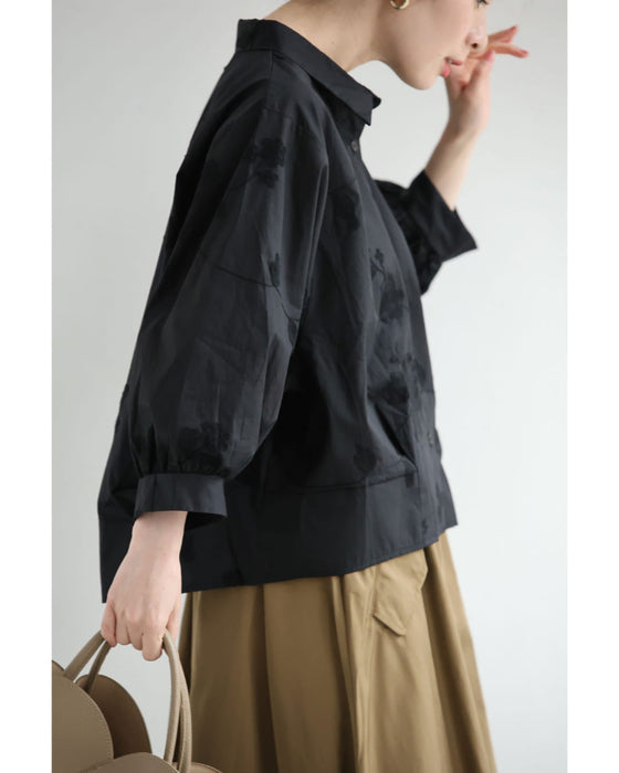 （黒）スクエアシルエットの花刺繍タックシャツトップス