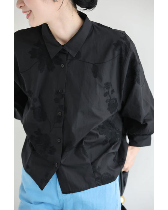 （黒）スクエアシルエットの花刺繍タックシャツトップス