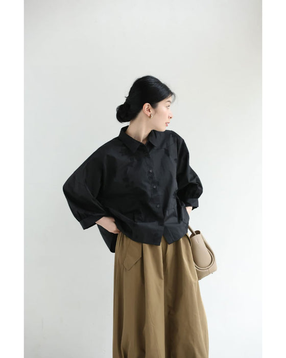 （黒）スクエアシルエットの花刺繍タックシャツトップス