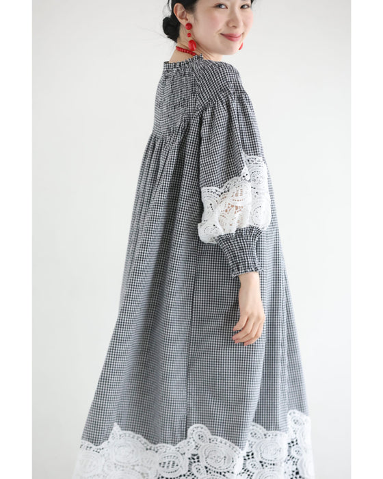 足元で揺れるレースのギンガムチェックミディアムワンピース