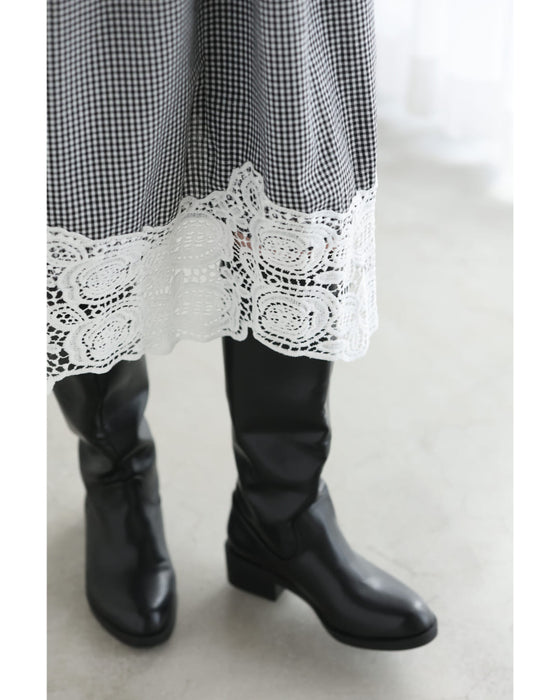 足元で揺れるレースのギンガムチェックミディアムワンピース