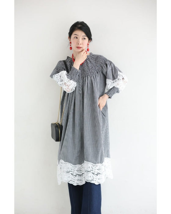 足元で揺れるレースのギンガムチェックミディアムワンピース